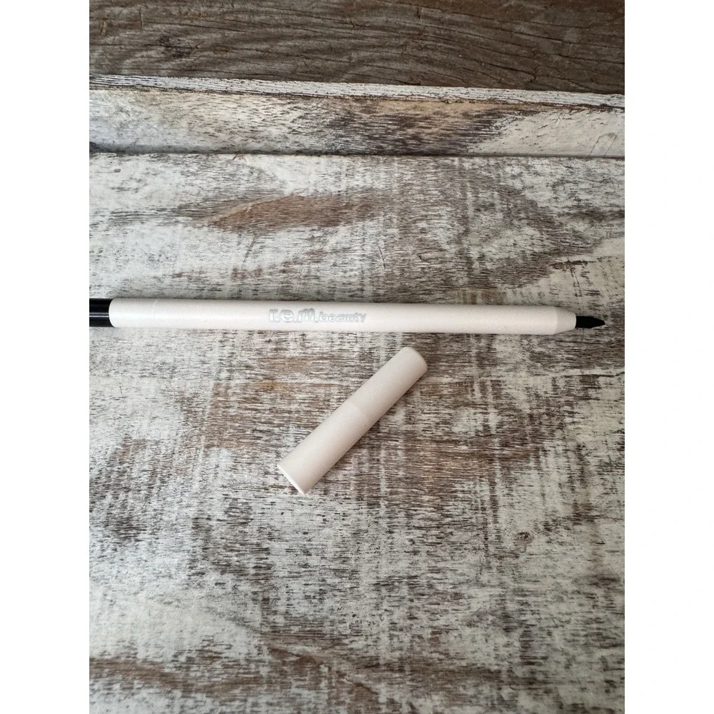 r.e.m. beauty At The Borderline Eyeliner Pencil – Midnight Black – Full Size $19